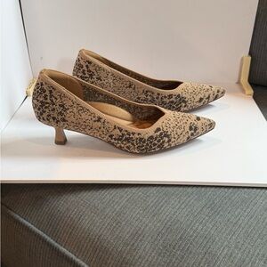 Vivaia Women’s Brand New, Never Worn Tan and Black Kitten Heel